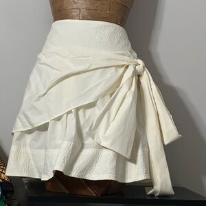 FARM RIO. White Knot Mini Skirt XL
100% Cotton
Zipper on the side